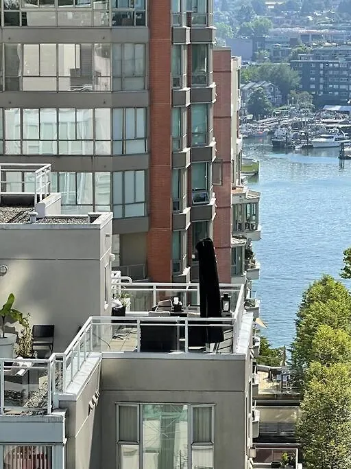 Luxury 2-Bedroom Condo Beach Side Yaletown Vancouver Kanada