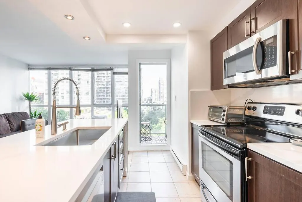 Luxury 2-Bedroom Condo Beach Side Yaletown Vancouver